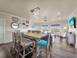 Dining - Do Hideaway House, 3 bedrooms, sleeps 8, 3.5 bathrooms, pet-friendly (Crystal Beach)