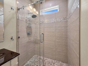 Shower, hair dryer, towels - Do Hideaway House, 3 bedrooms, sleeps 8, 3.5 bathrooms, pet-friendly (Crystal Beach)