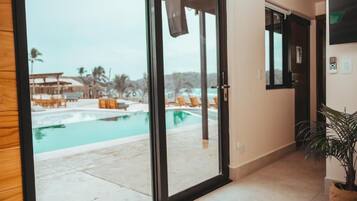 Suite, uitzicht op zwembad | Woonruimte