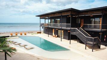 Piscina a l'aire lliure i gandules