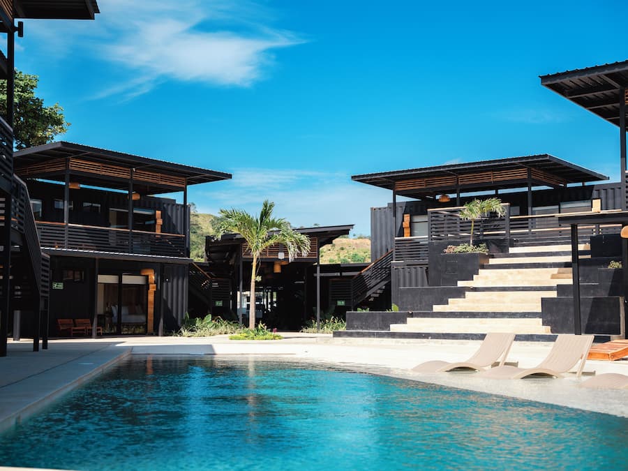 Hồ bơi ngoài trời, ghế dài tắm nắng