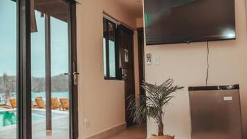 Suite, vistes a la piscina | Sala d'estar