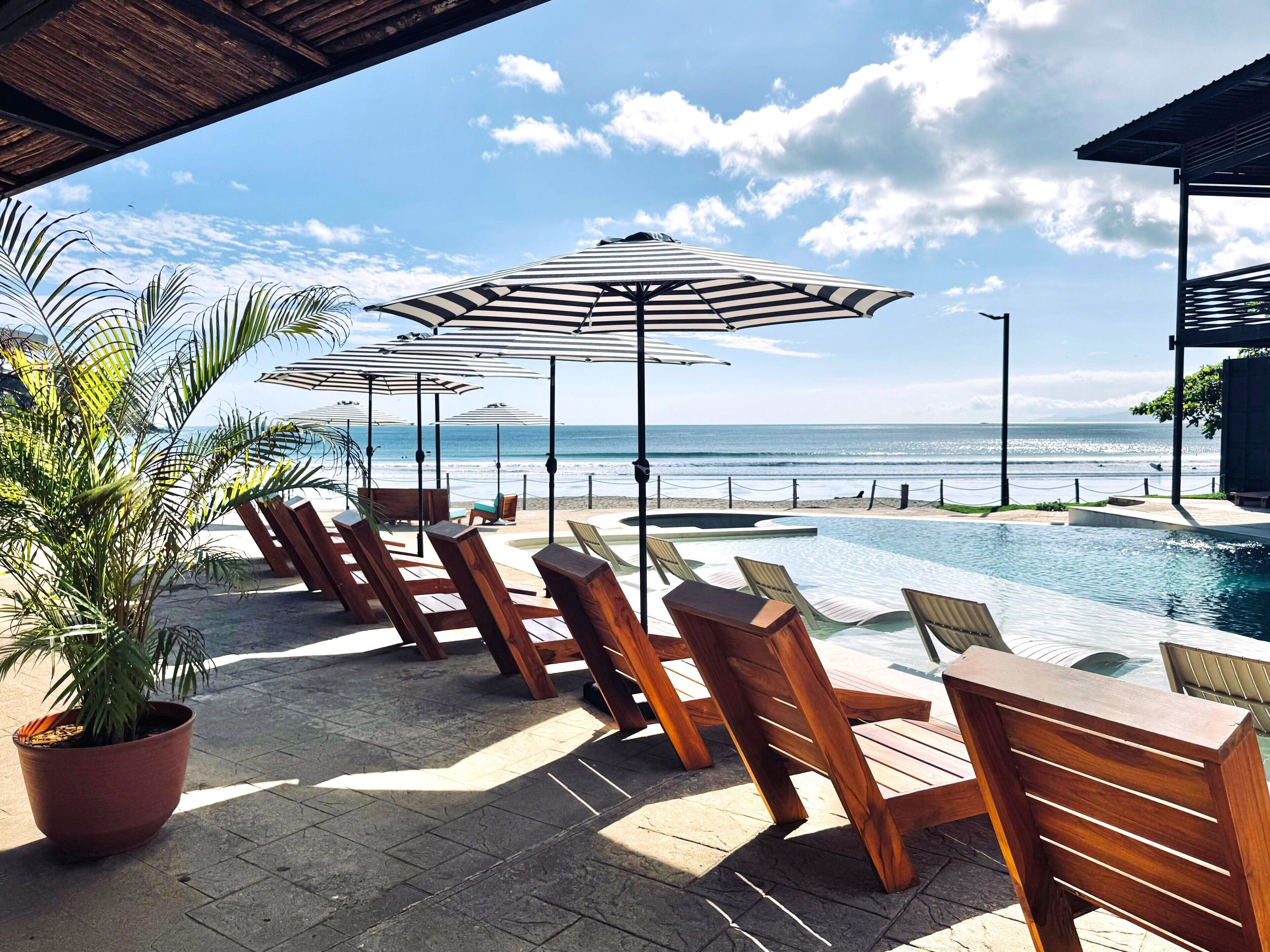 Piscine extérieure, chaises longues