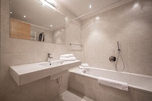 Shower, bidet, towels - 1012A Apartments Monica (Santa Cristina Valgardena)
