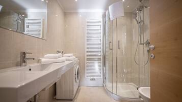 Douche, bidet, serviettes fournies