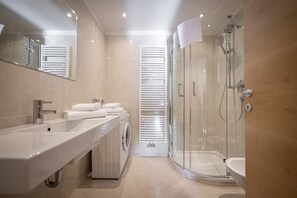 Shower, bidet, towels - 1012A Apartments Monica (Santa Cristina Valgardena)