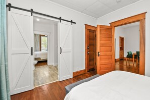 Tabla de planchar con plancha, wifi, ropa de cama