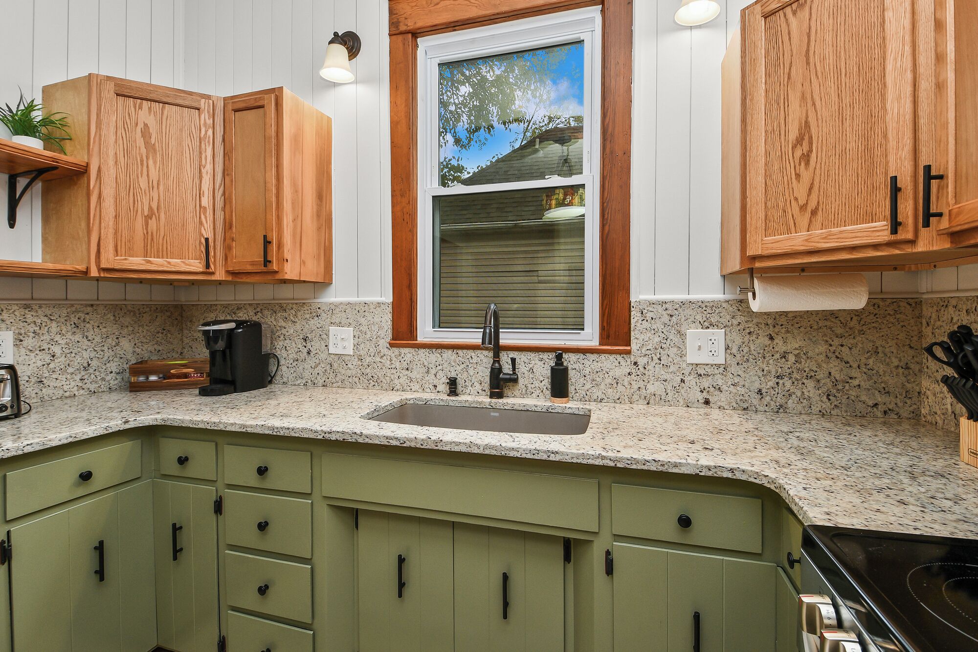 Een magnetron, een oven, een kookplaat, een vaatwasser