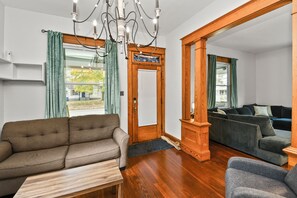 Una televisión, una chimenea