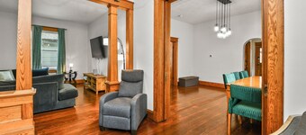 Spacious house 3 min from downtown Springfield and convention center