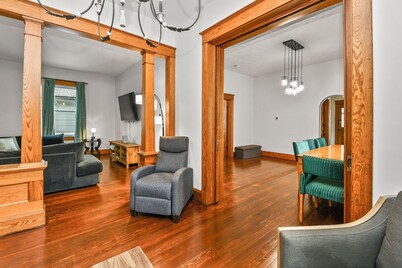 Spacious house 3 min from downtown Springfield and convention center