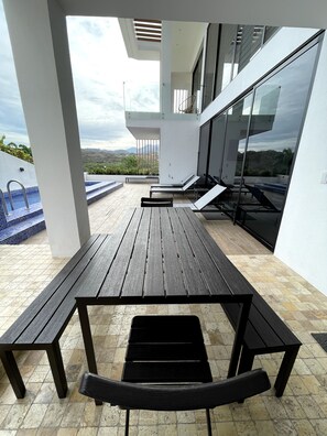 تناول الطعام بالخارج