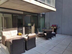 Outdoor dining - Monthly rent of 2-bedroom 2-washroom condo with 1 parking spot (Toronto)