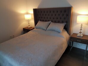 Iron/ironing board, WiFi, bed sheets - Monthly rent of 2-bedroom 2-washroom condo with 1 parking spot (Toronto)