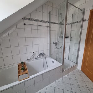 SĂšche-cheveux, serviettes fournies, savon, papier toilette