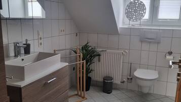 Haartrockner, Handtücher, Seife, Toilettenpapier