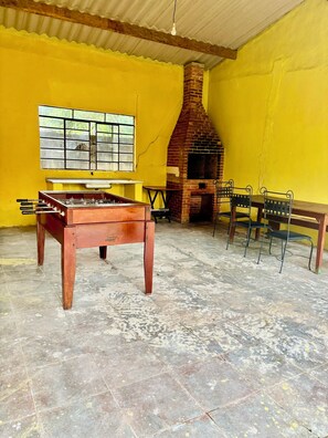 Outdoor dining - Spacious retreat near the beach • Perfect for families (São Sebastião)