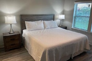 Iron/ironing board, Internet, bed sheets - Promo Rate - Fully Furnished 2BR in Vibrant Wellen Park (Venice)