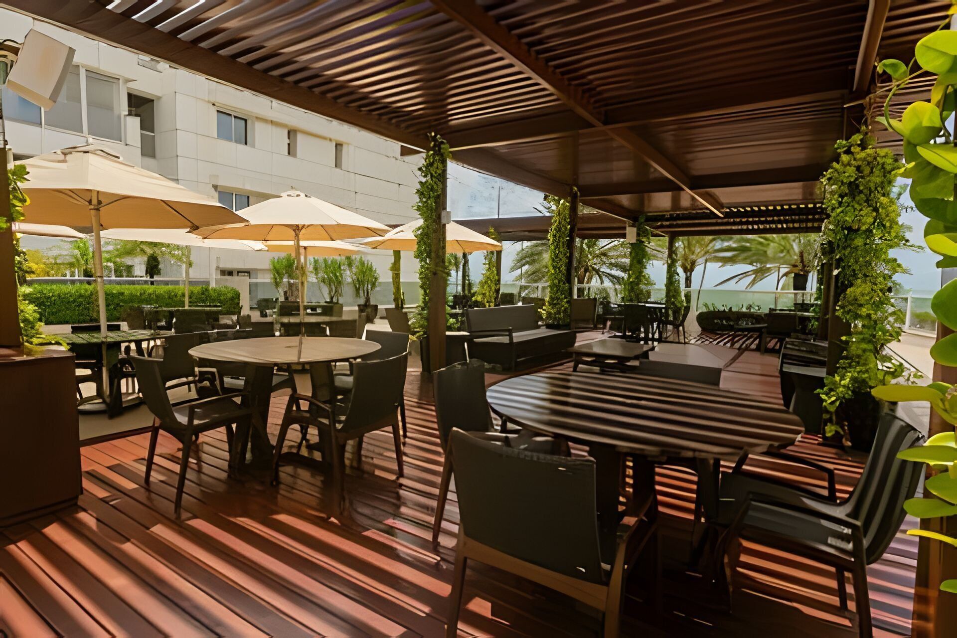 ベーシック アパートメント | 屋外ダイニングエリア