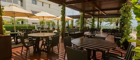 ベーシック アパートメント | 屋外ダイニングエリア