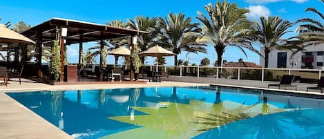 Una piscina al aire libre