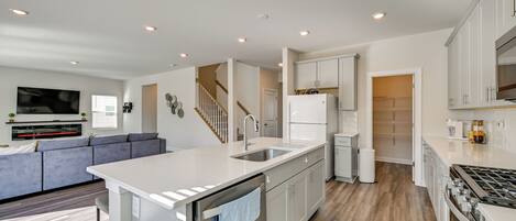 Fridge, microwave, stovetop, dishwasher