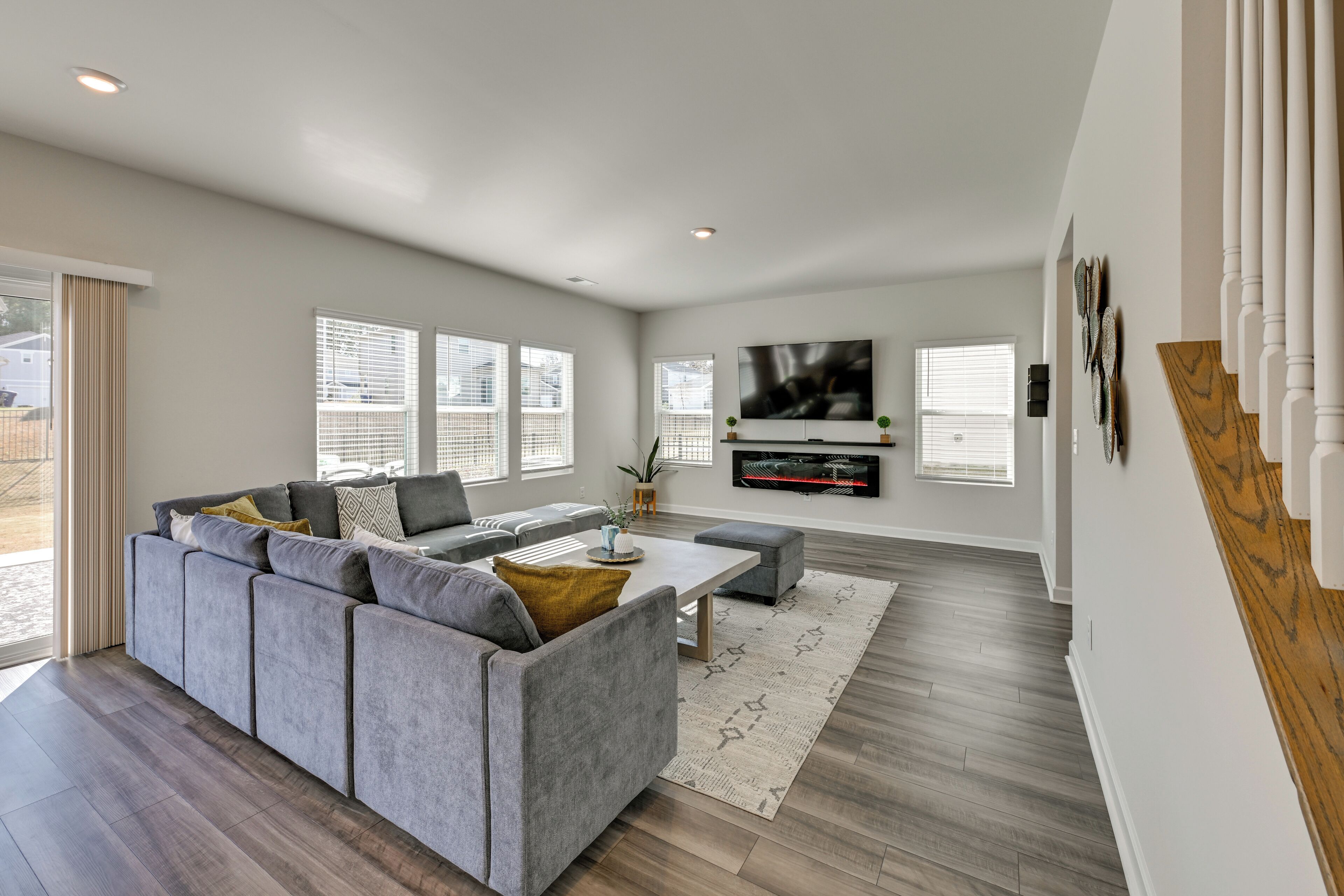 Una televisión, una chimenea