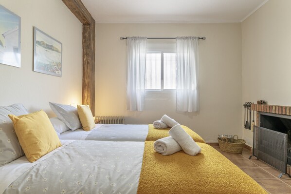 Een strijkplank/strijkijzer, wifi, beddengoed