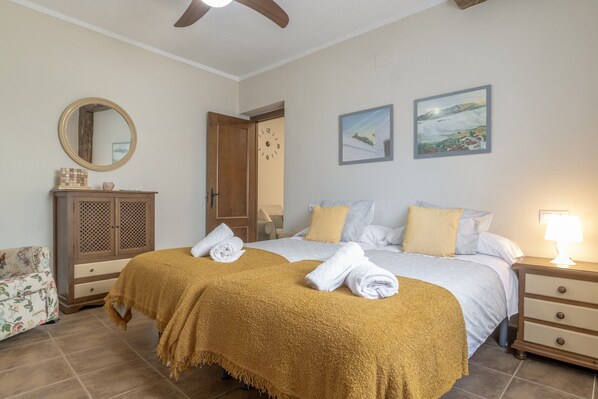 Een strijkplank/strijkijzer, wifi, beddengoed