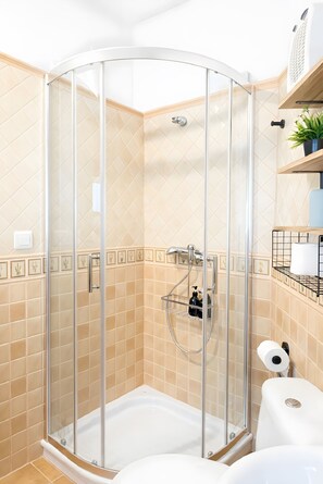 Dusche, Haartrockner, Handtücher