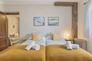 Een strijkplank/strijkijzer, wifi, beddengoed