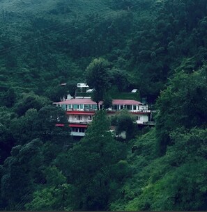 Vista frontal de la propiedad