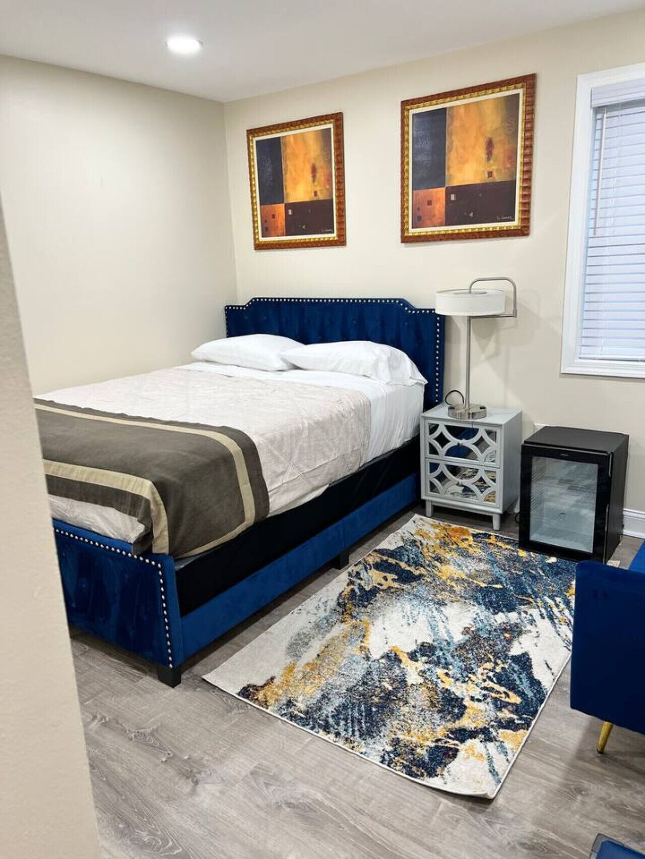 Desk, iron/ironing board, WiFi, bed sheets