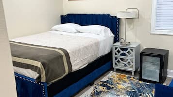 Desk, iron/ironing board, WiFi, bed sheets