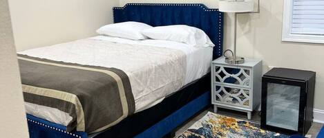 Desk, iron/ironing board, WiFi, bed sheets