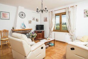 TV, fireplace - Family-friendly holiday home near the beach in Sant Pere Pescador (Sant Pere Pescador)