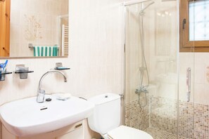 Een douche, handdoeken