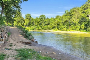 Beach - Riverfront Cabin Retreat w/ Hot Tub! Blue Heron (Easley)