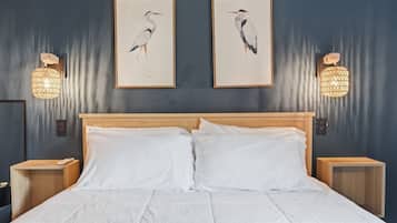 Desk, WiFi, bed sheets