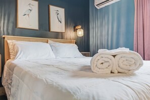 Escritorio, wifi y ropa de cama 