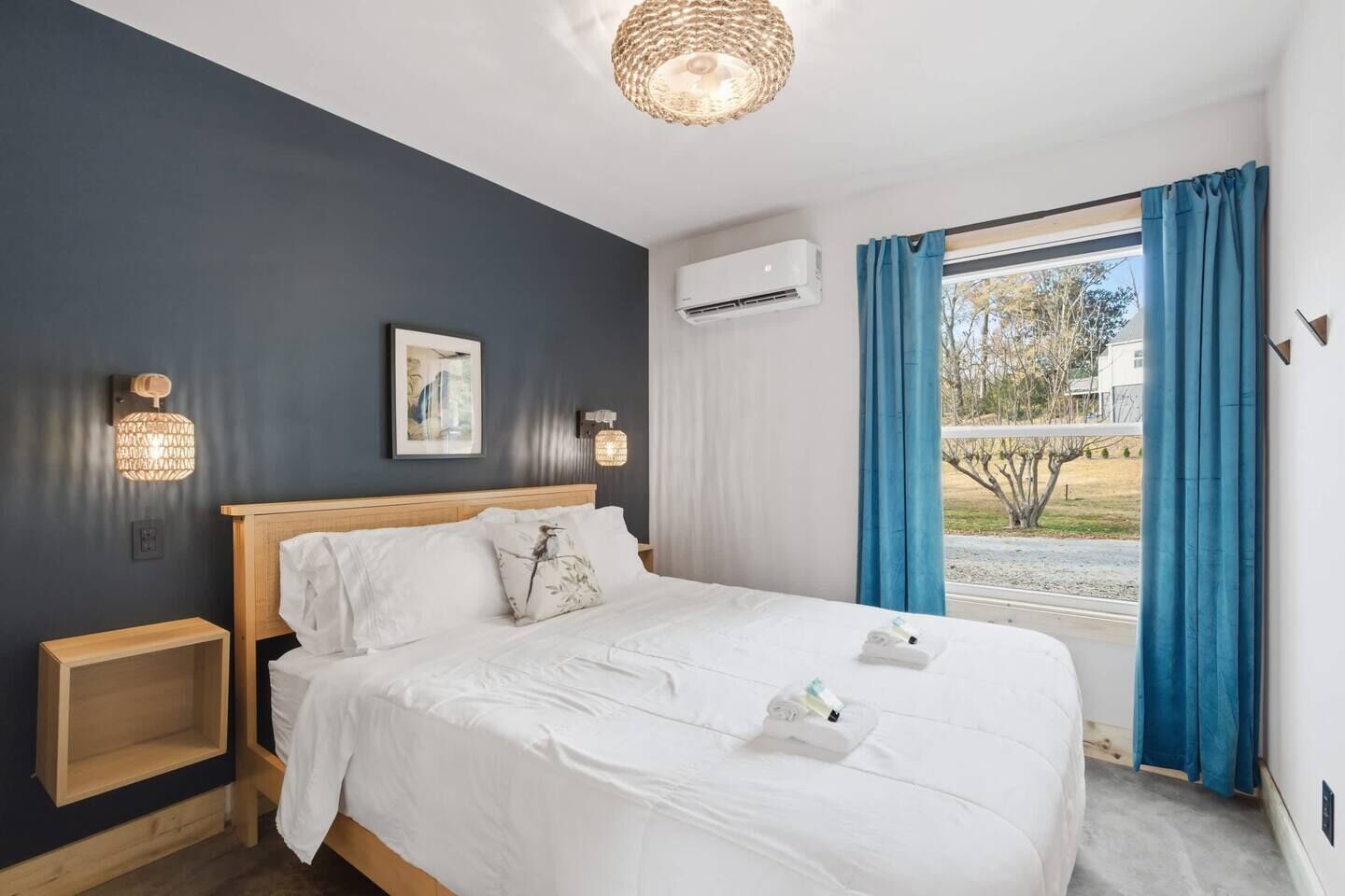 Desk, WiFi, bed sheets