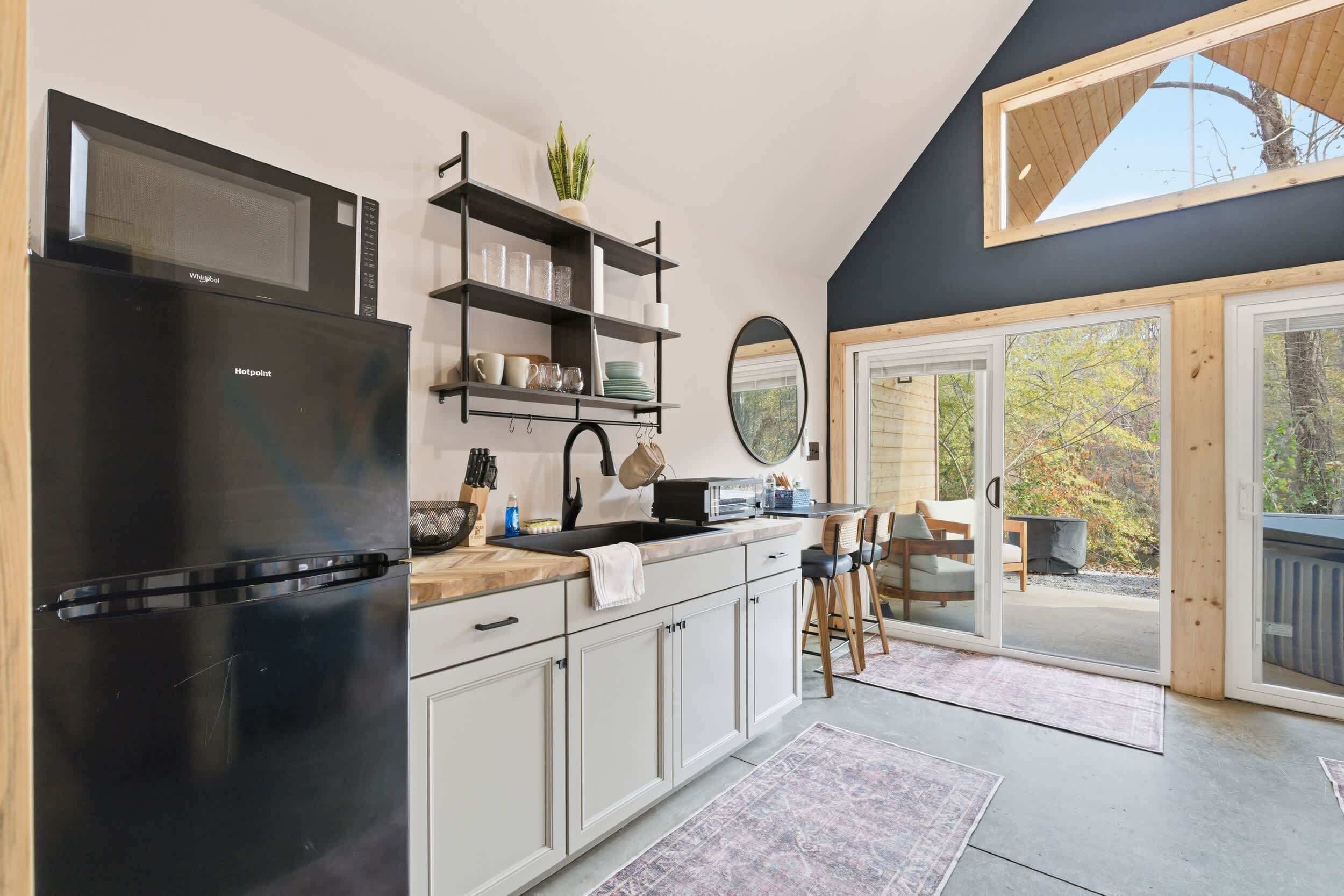 Jääkaappi, mikroaaltouuni, kahvin-/teenkeitin, leivänpaahdin