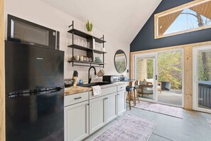 Jääkaappi, mikroaaltouuni, kahvin-/teenkeitin, leivänpaahdin