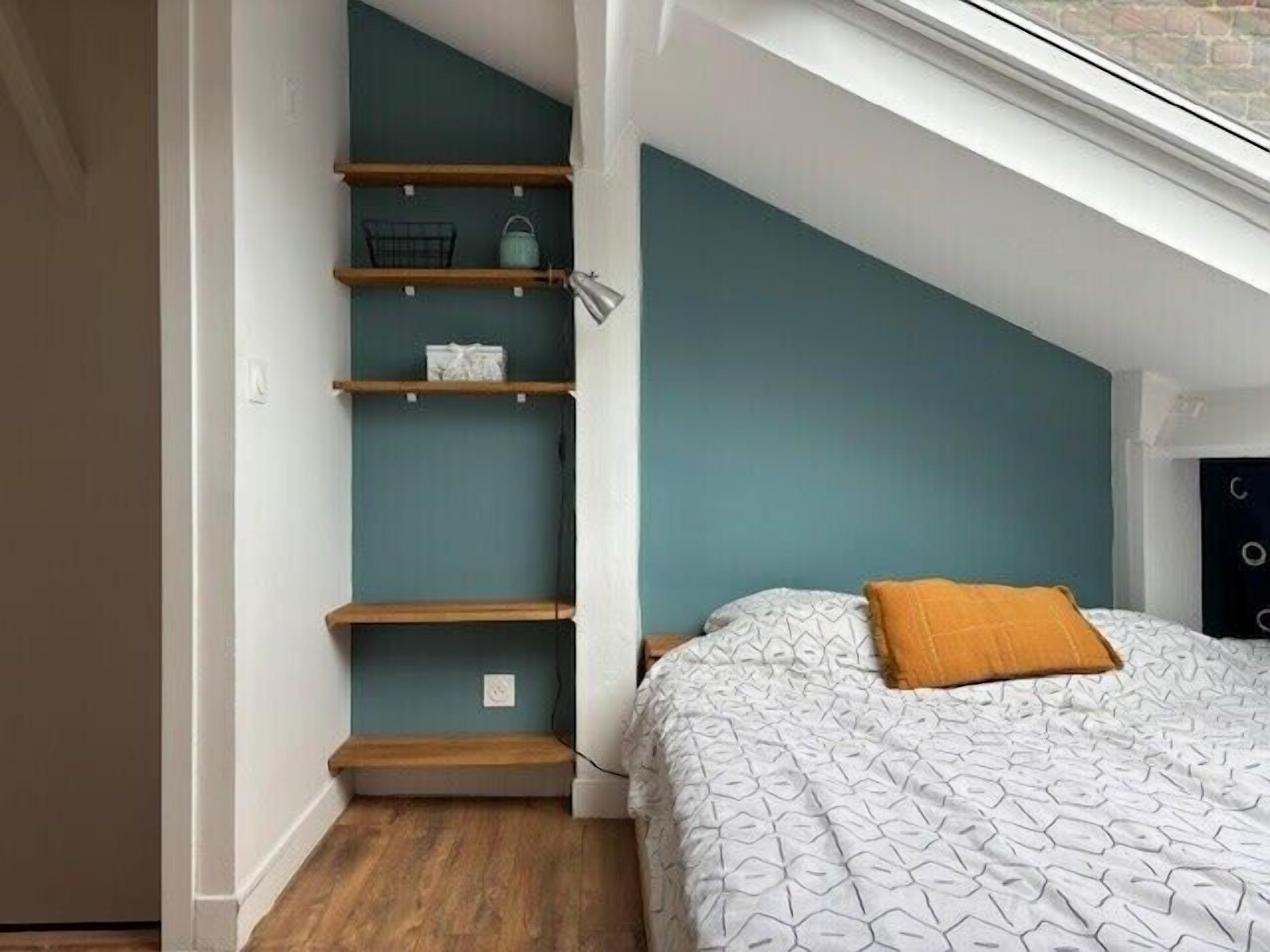 Een strijkplank/strijkijzer, wifi, beddengoed