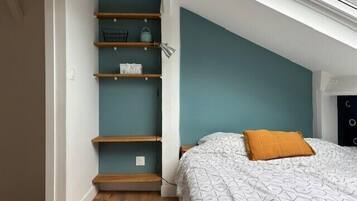 Een strijkplank/strijkijzer, wifi, beddengoed