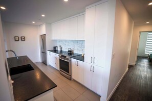 Fridge, microwave, oven, stovetop - Luxury Condo The Serenity with View and Pool (Baie-Saint-Paul)