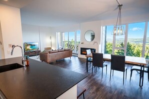 TV, offices - 310 | Luxury Condo The Serenity | View and Pool (Baie-Saint-Paul)