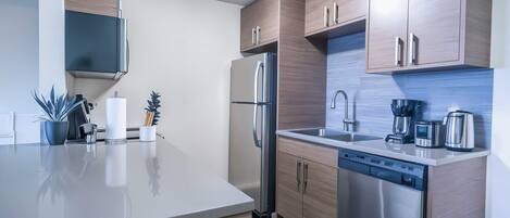 ثلاجة، ميكروويف، فرن، موقد طهي مسطح