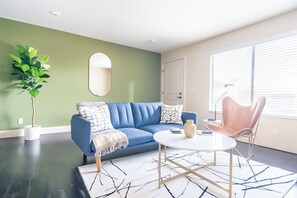 TV, offices - Boulevard Stays Relaxed 1BR King Suite Near Downtown, Pool & Gym Access (Austin)