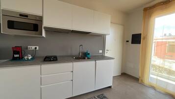 Kühlschrank, Mikrowelle, Ofen, Herdplatte